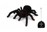 Робот паук Tarantula на пульте управления